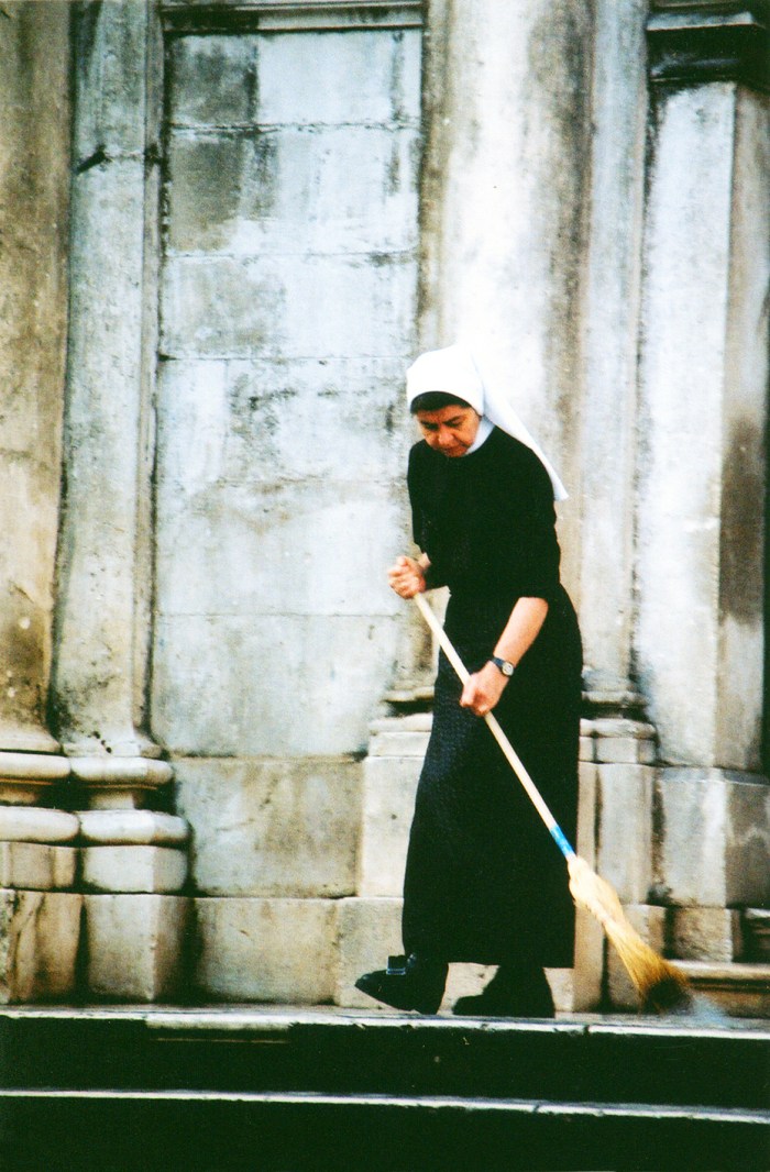 nun-in-dubrovnik-1504164
