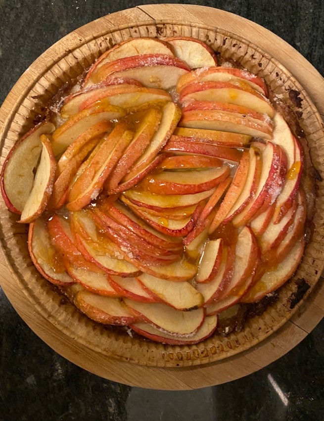a plate of baked apples
